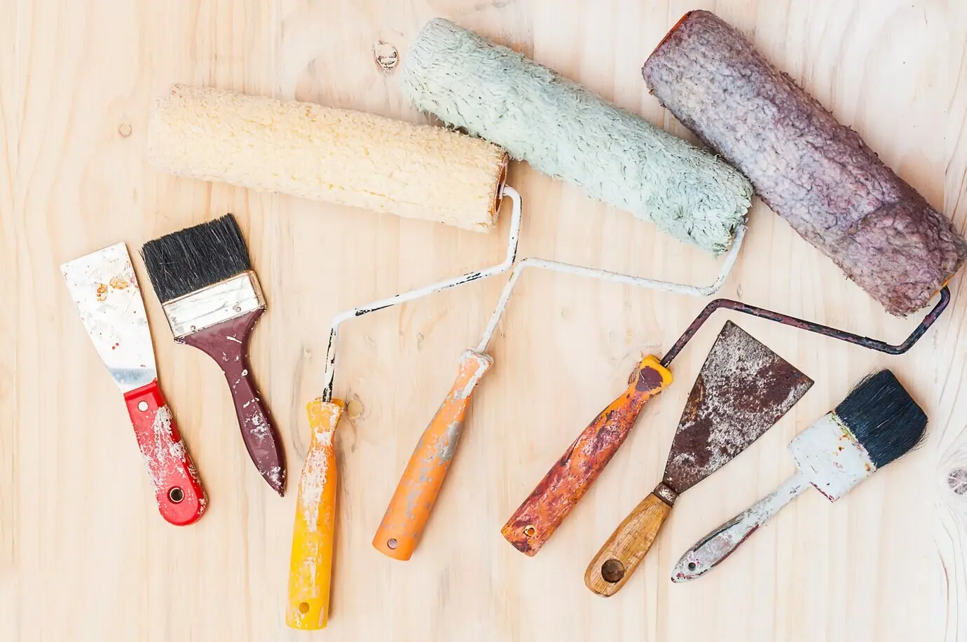 Altes Malpinsel-Set, Handwerkzeug, auf weißem Holzhintergrund